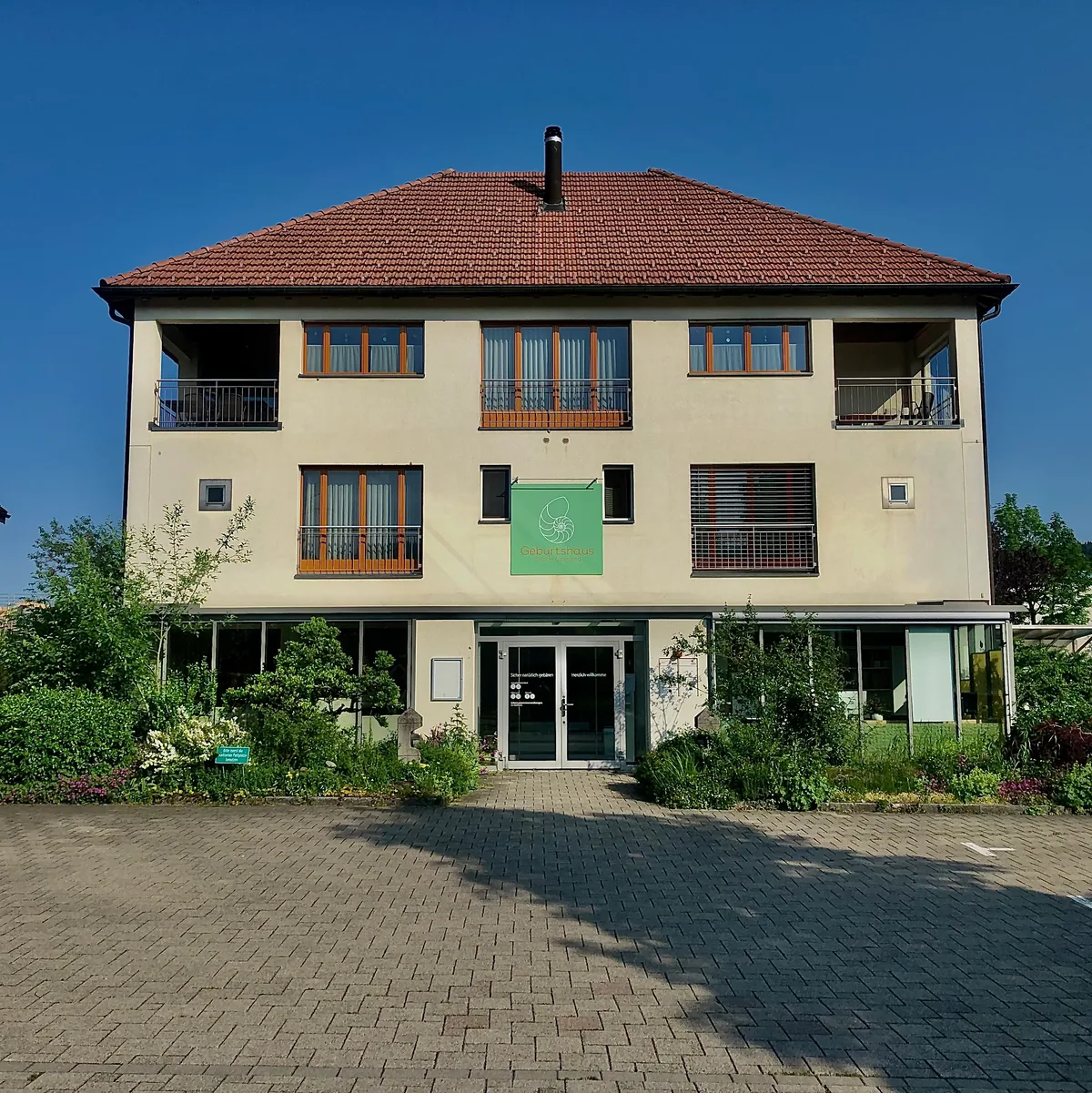 Aussenansicht des Geburtshauses in Bäretswil: ein dreigeschossiges Haus mit Satteldach und grossenFenstern.